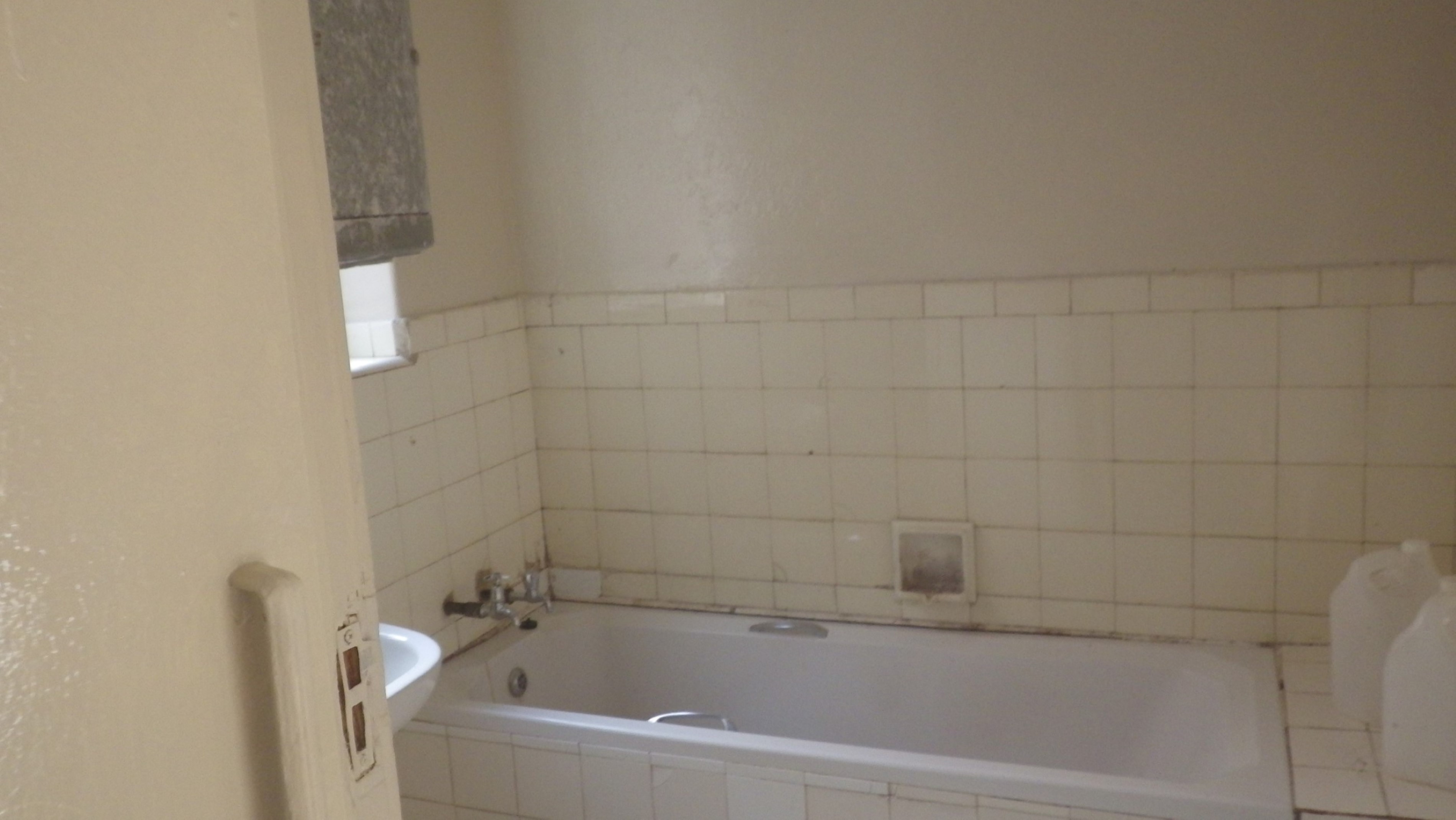 Room available immediately in Kingsvale Court Yeoville Johannesburg.